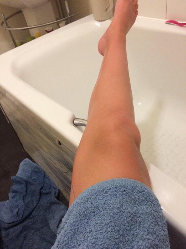 Рыжая мамка в ванной бреет ножки