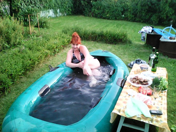 Блондиночка резвится в надувном бассейне со смазкой
