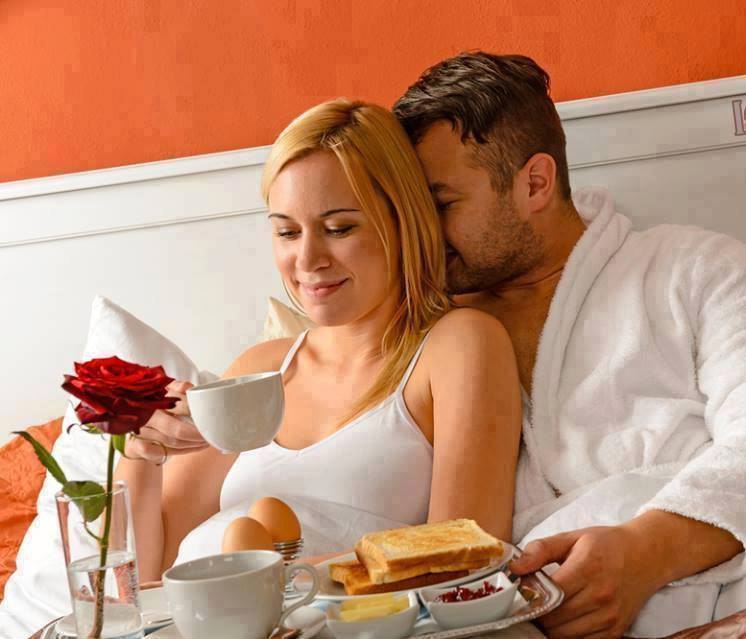 Молоденькая рыжуха сосет длинный пенис мужа за утренним чаепитием