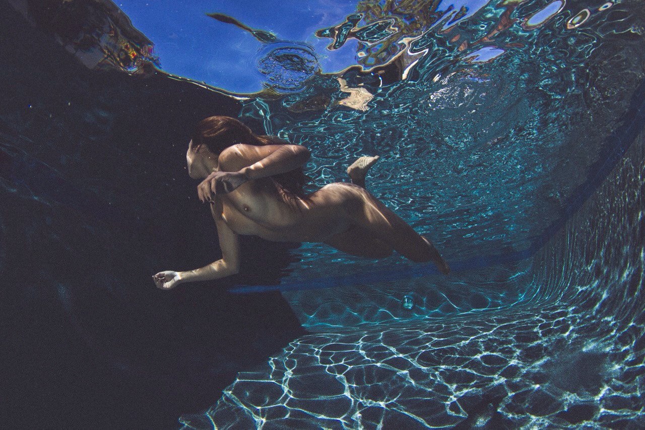 Голая девушка под водой 