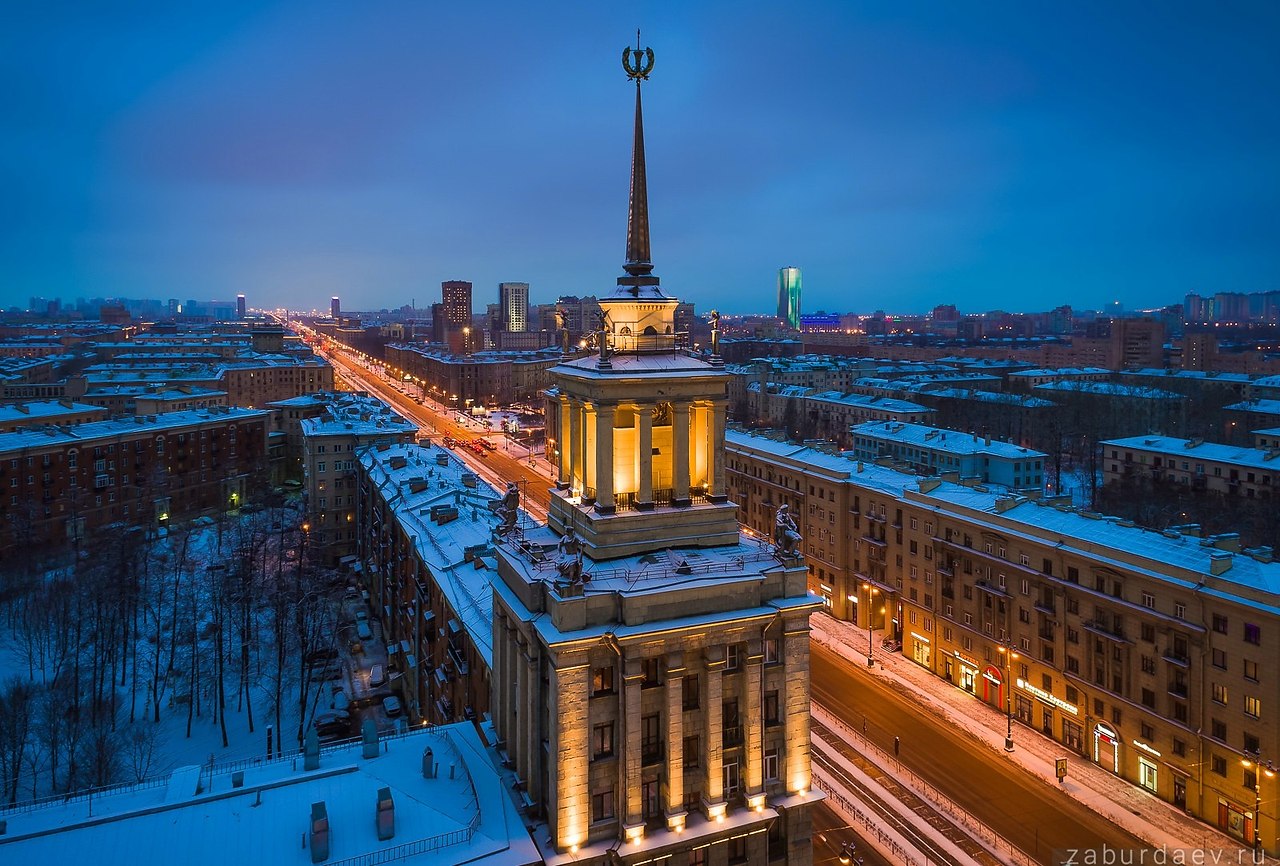 Красивое здание в Питере на Московском проспекте
