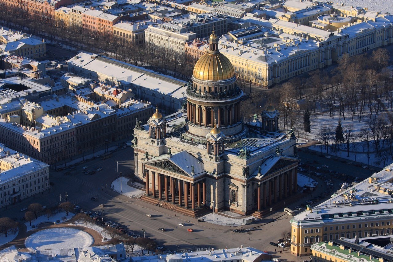 Исаакиевский собор в Санкт-Петербурге с высоты птичьего полета