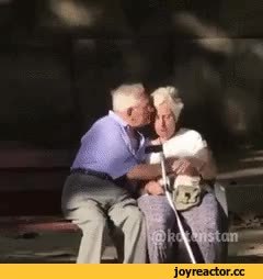 Старый дед трахает свою бабку на лавке в парке