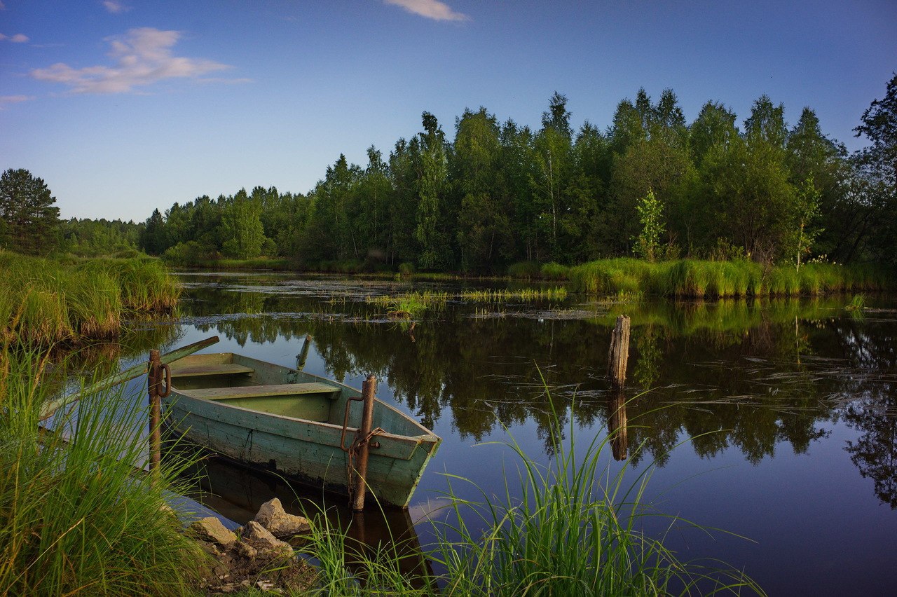 Русские летом на речке. Лодка река Оредеж. Оредеж озеро рыбалка. Река Вилюй Свердловская область. Озеро Съезжее Хвойнинский район.