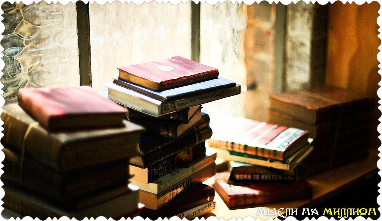 Нестандартная литература. Много книг. Стол в библиотеке. Книжная Эстетика. Книжный стол.