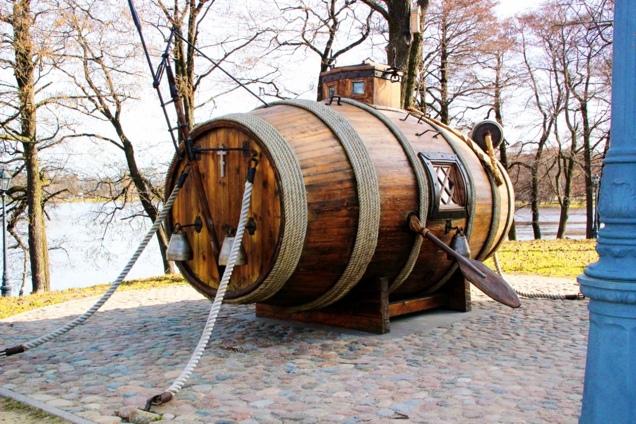 Первая лодка в мире. Первая русская подводная лодка 1724. Подводная лодка Ефима Никонова. Лодка Ефима Никонова.