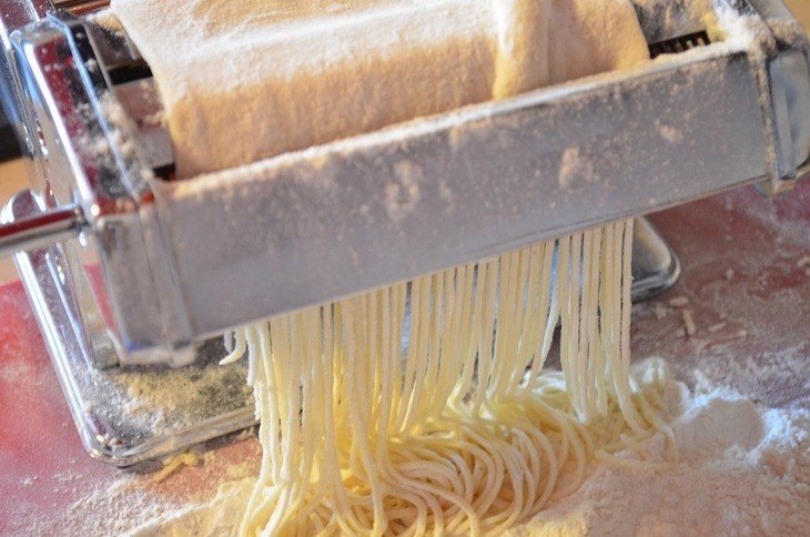 Лапша для лагмана на лапшерезке. Машинка для приготовления лапши и пельменей. Рецепт теста для лапшерезки ручной. Машинка для приготовления лапши и пельменей. Рецепт лапши для лапшерезки.