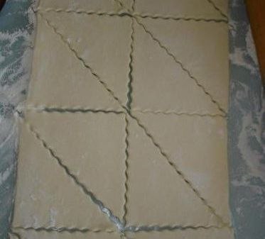 Закусочные пирожки с грибами и сыром. Ингредиенты: - 300 г грибов - 1 лук - 1 столовая ложка сметаны ... - 2