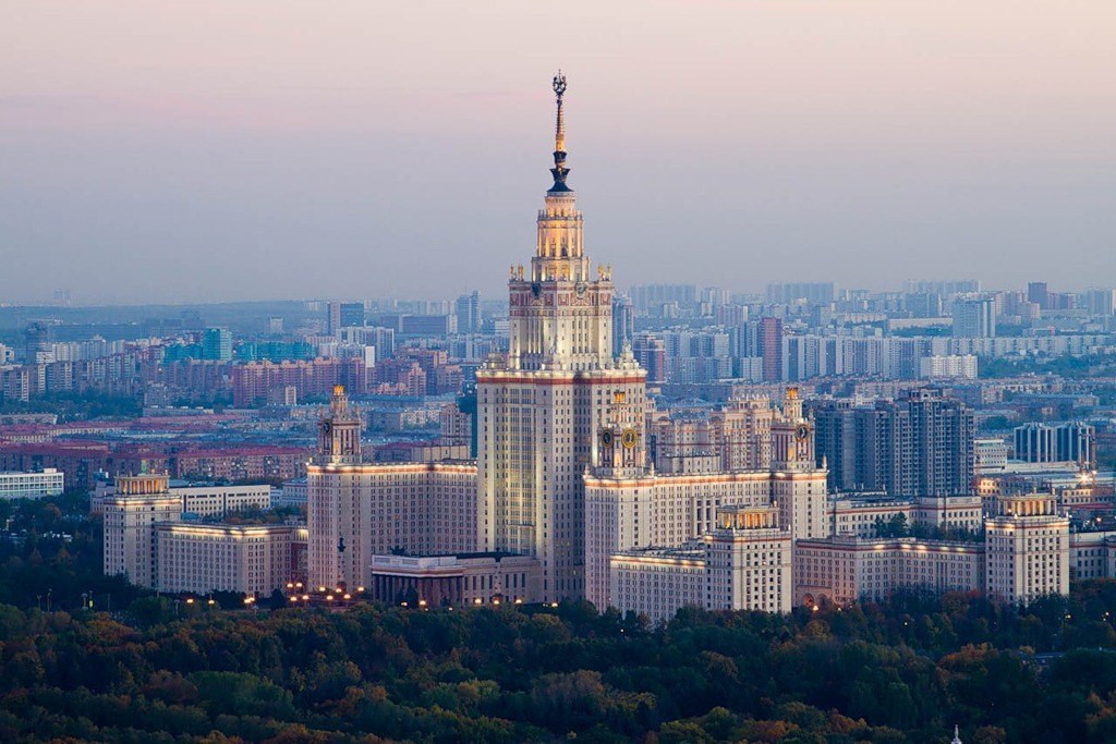 Здания похожие на мгу. Сталинские высотки в Москве. Сталинские высотки МГУ. Семь сестер Москвы сталинские высотки. Здание МГУ сталинская высотка.