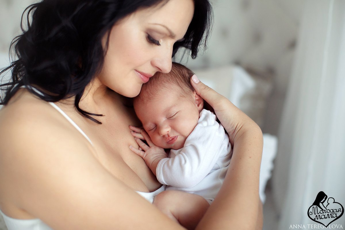 Молодые мамы в россии. Мама с младенцем на руках. Мама держит младенца на руках. Мама с грудным ребенком на руках. Женщина держит ребенка.