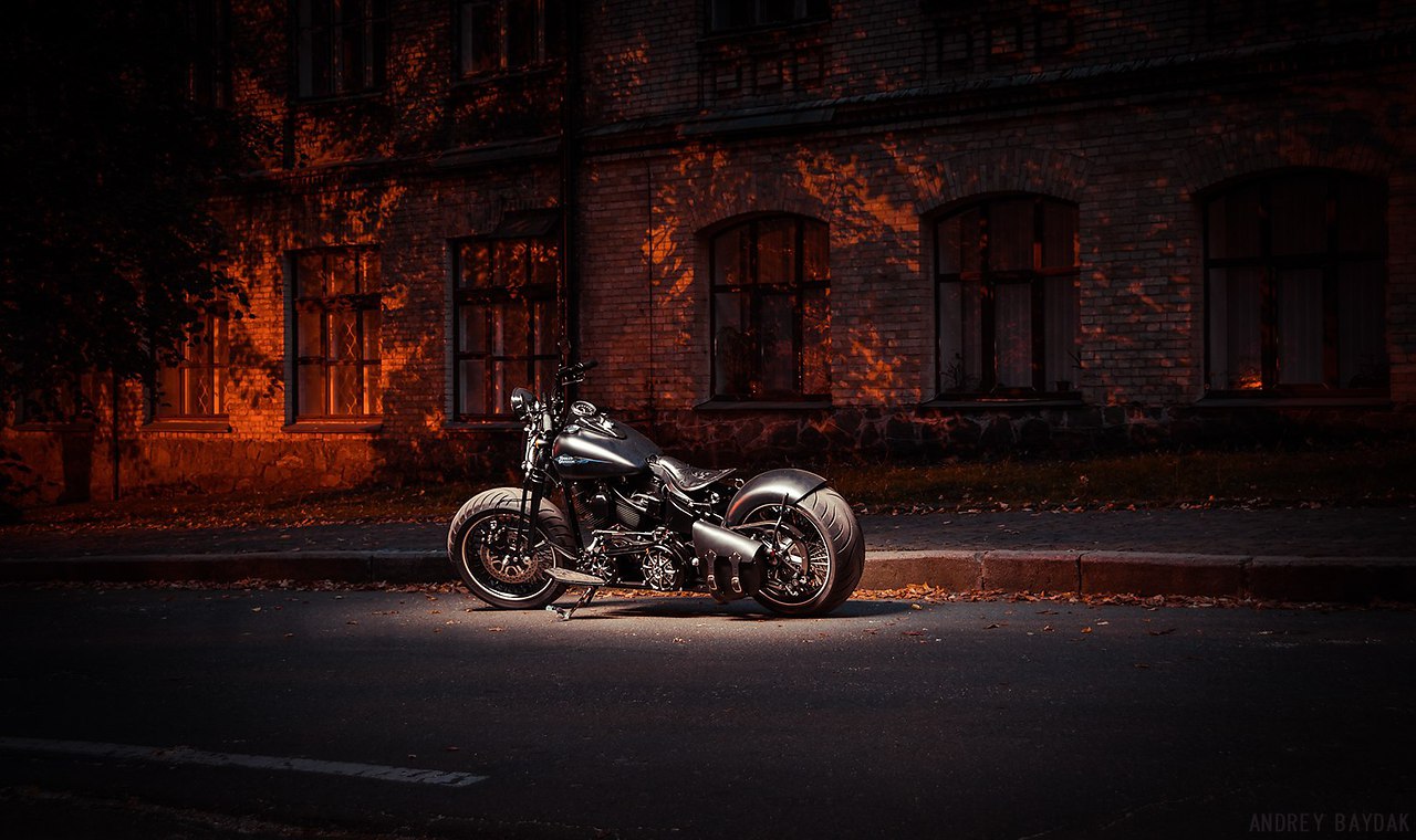 Мотоцикл Harley Davidson ночью