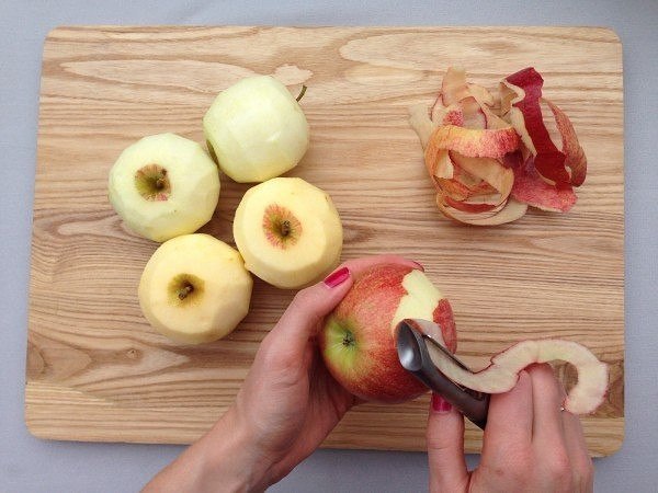 Для лучшего хранения яблоки протирают. Очищенное яблоко. Мороженое из яблок в домашних условиях. Блюда из замороженных яблок. Как правильно заморозить яблоки.