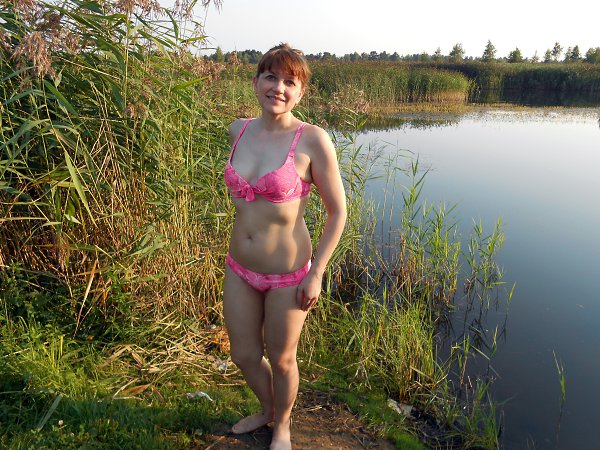 Жена в купальнике на речке