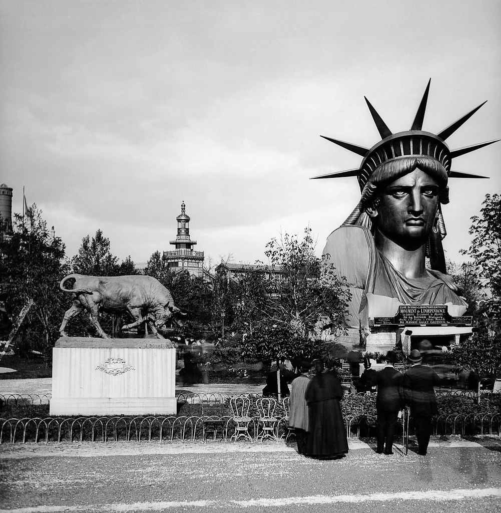 Статуя свободы в Париже