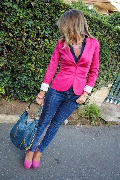 Джинсы и розовый пиджак
