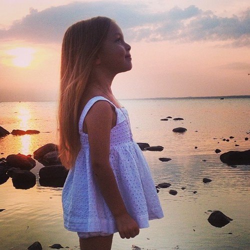 Дайте мне побыть девчонкой, я устала взрослой быть… Я хочу смеяться звонко, о проблемах позабыть… ...