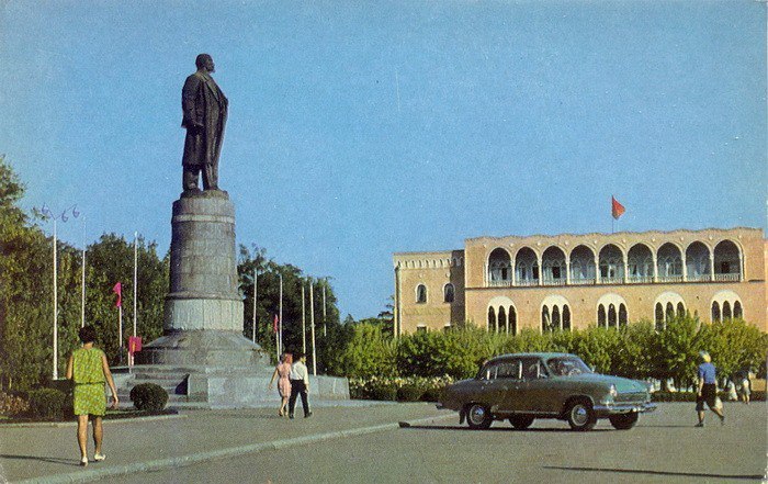 Чиасср это. Грозный площадь Ленина. Грозный СССР. Грозный 1990 проспект Ленина. ЧИАССР Грозный.