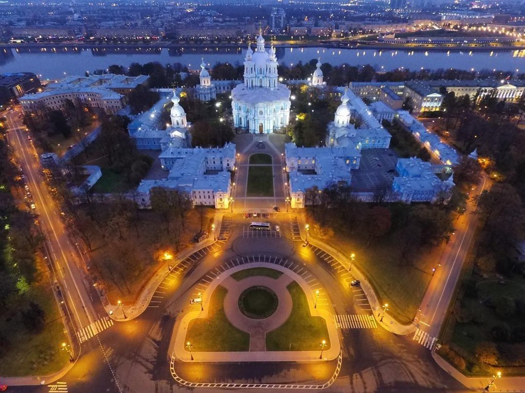 Храмы с высоты птичьего полета. Смольный собор, площадь Растрелли, Санкт-Петербург. Площадь Растрелли СПБ. Площадь Растрелли собор. Площадь Смольного собора в Санкт-Петербурге.