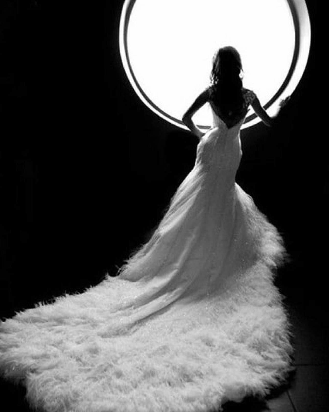 Платье в черно белом цвете