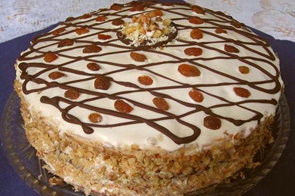 Маковый торт с изюмом и орехами