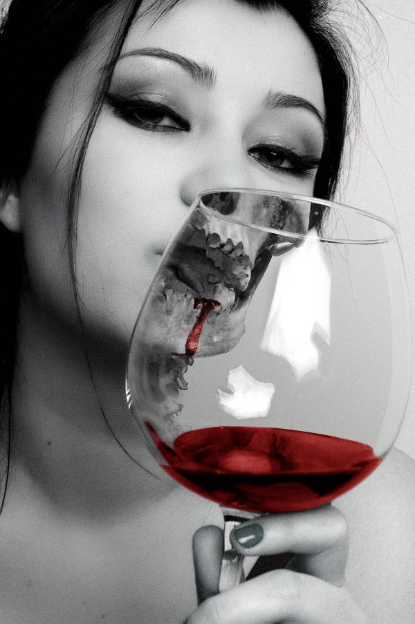 Выпила крови песня. Женщина с бокалом. Девушка с вином. Девушка с бокалом вина. Девушка пьет вино.