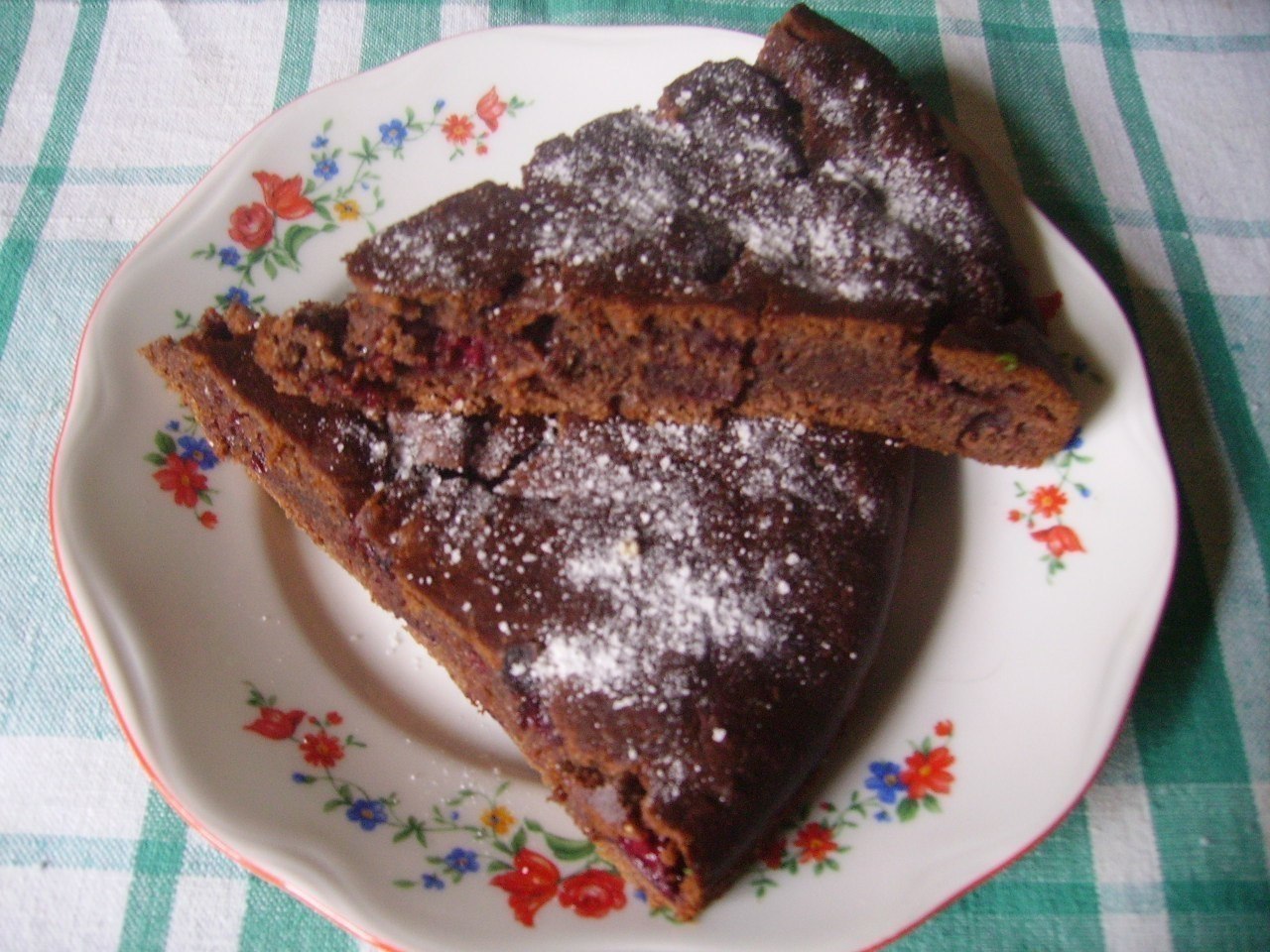 Вишневый пирог на кефире с какао