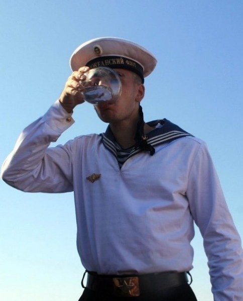 Выпить забортной воды из плафона. Плафон морской воды. Моряки пьют. Матросы пьют. Моряки пьют морскую воду.