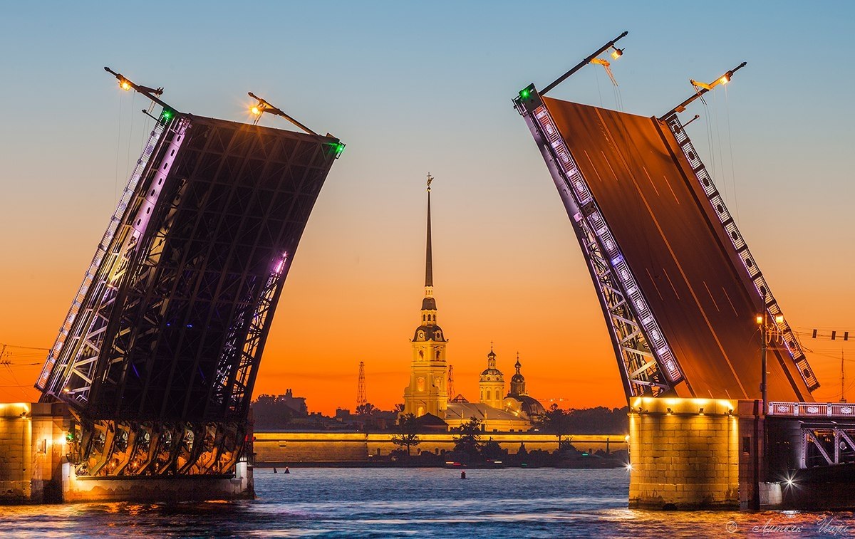 Развод дворцового моста в Санкт-Петербурге с Невы