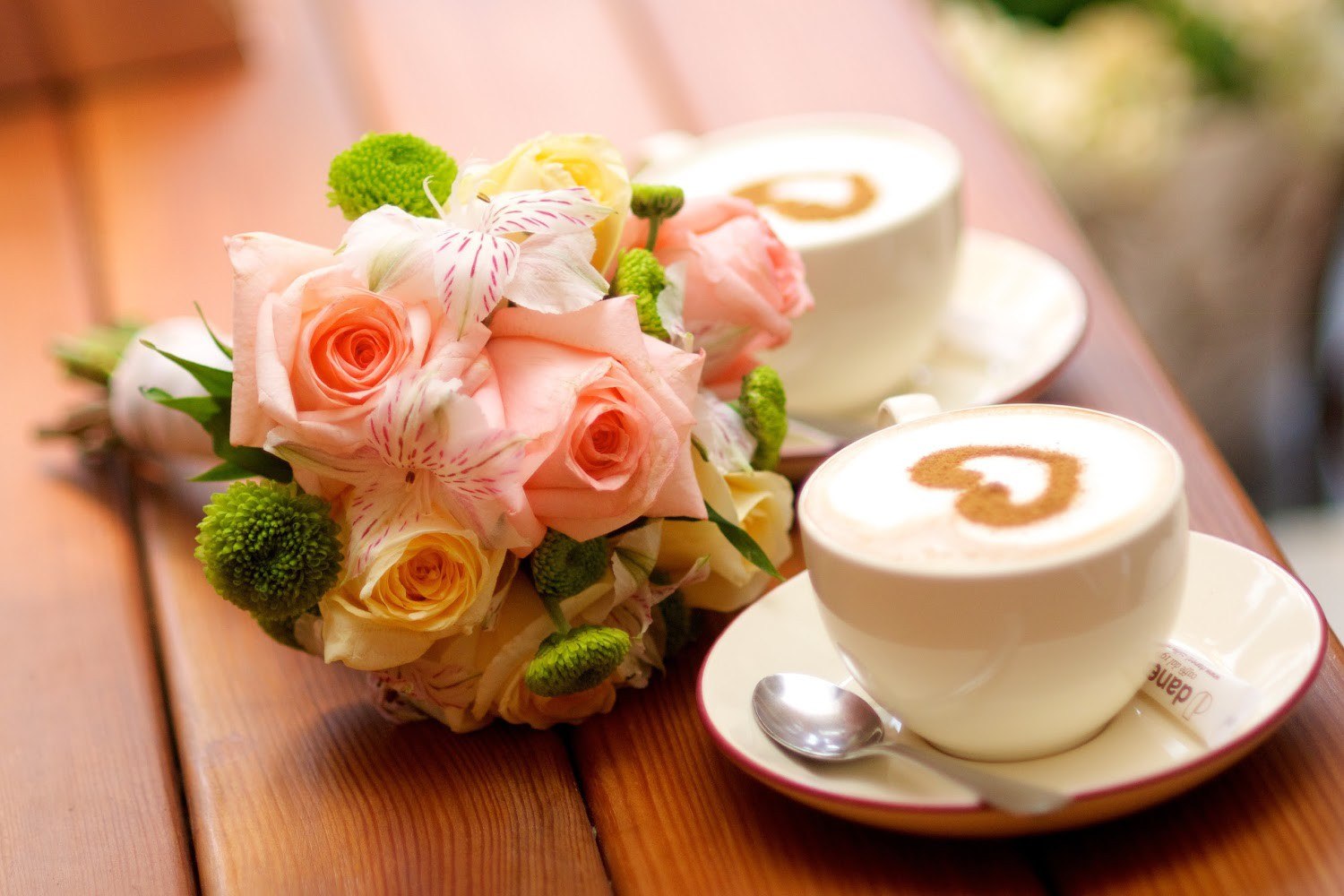 Цветы и кофе с пожеланиями доброго утра