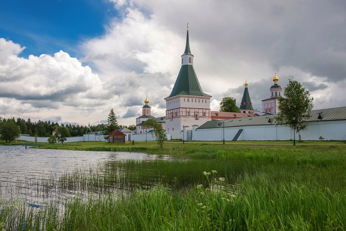 Валдай монастырь на острове фото