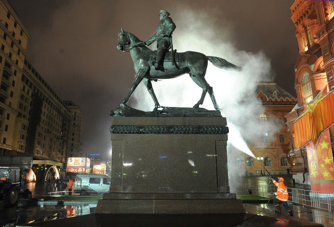 Памятники в центре москвы