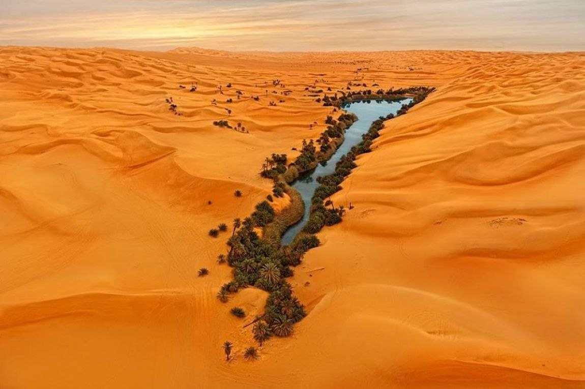 озеро в пустыне фото