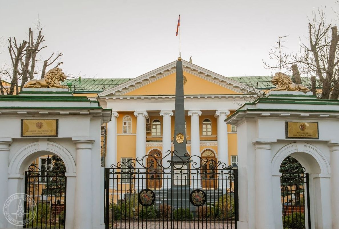 Посольство армении в ростове. Армянское посольство в Москве. Армянский переулок посольство Армении. Посольство России в Армении. Армянские посольства в Россию.