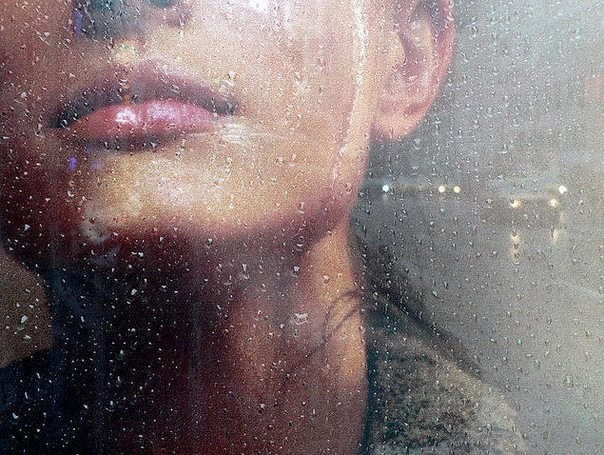 Девушка за мокрым стеклом