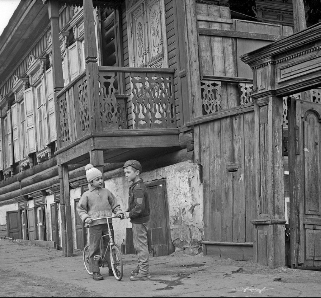 В самом начале времен. Иркутск Борис Дмитриев. Иркутск ул Кайская. Старый Иркутск. Старые улочки Иркутска.