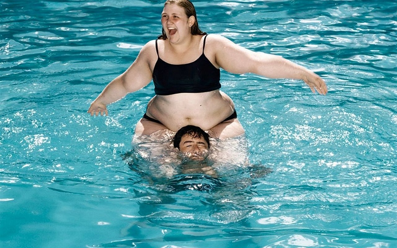 Жирная девушка в бассейне