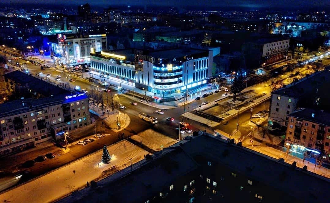 Фото видео октябрьский. Октябрьский проспект Киров. Улица Октябрьский проспект Киров. Октябрьский проспект Киров перекрёсток. Главная улица города Кирова Октябрьский проспект.