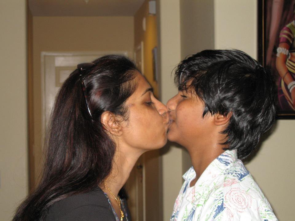 Boy mum. Зрелая индианка и мальчик. Мом son Kiss. Indian Kiss.