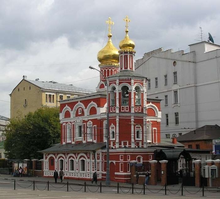 Храм всех святых москва. Храм на Кулишках в Москве. Храм всех святых на Кулишках на славянской площади. Храма всех святых, Патриаршего подворья на Кулишках г. Москвы.. Церковь всех св. на Кулишках.