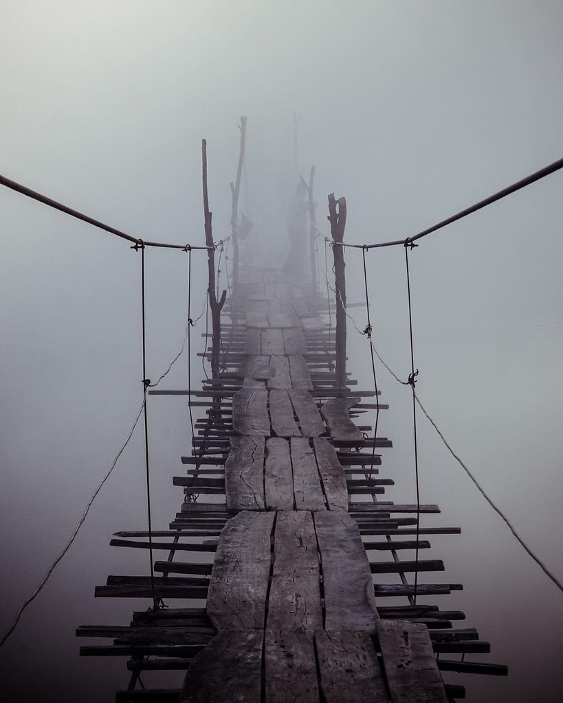 Навесной мост в тумане