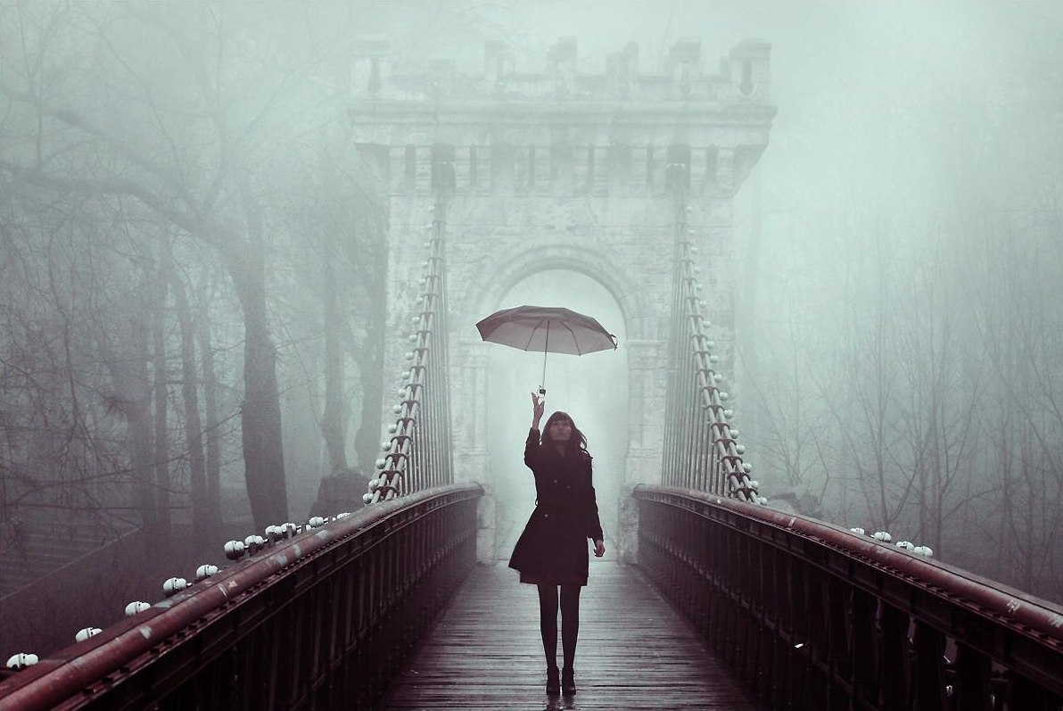 Девушка туман мост