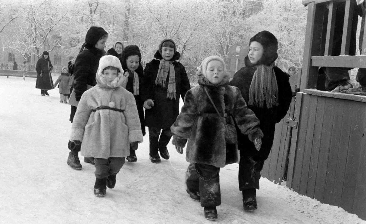 Дети ссср какого года. Зимняя одежда советских детей. Советские дети зимой. Советский ребенок в шубе. Советские лети в шубах.