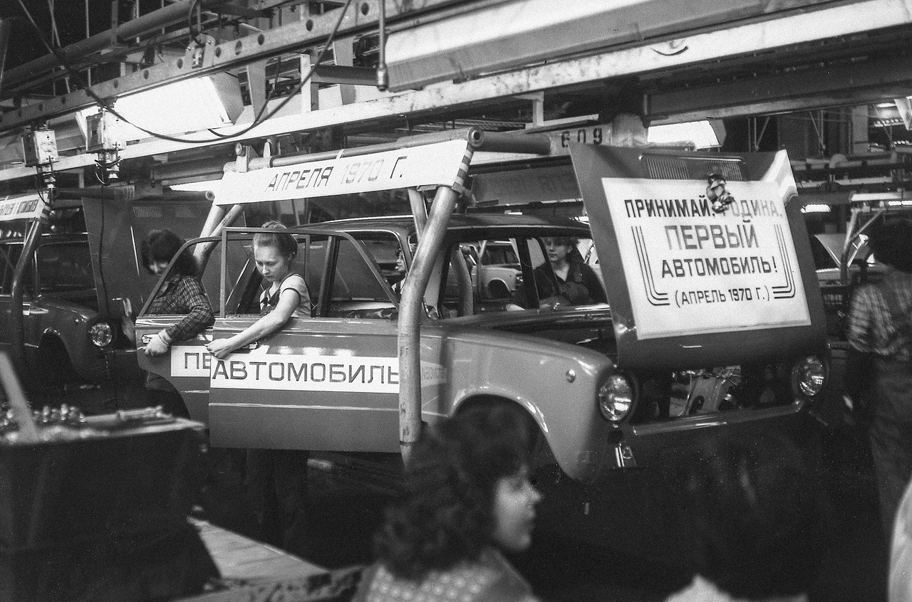 19 Апреля 1970 г с конвейера сошел первый автомобиль ВАЗ-2101