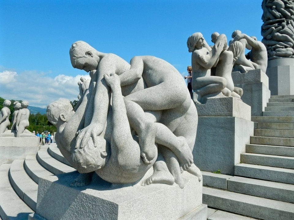 Парк Вигеланда - волшебный уголок Осло, где фигуры принимают реальные облики и развлекают своих посетителей