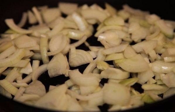 Картофельная запеканка с мясом .Ингредиенты: Картофель — 1,3 кг Фарш говяжий — 500 г Лук репчатый — ... - 4