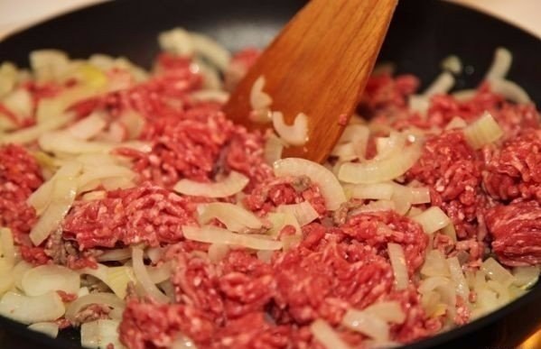 Картофельная запеканка с мясом .Ингредиенты: Картофель — 1,3 кг Фарш говяжий — 500 г Лук репчатый — ... - 5