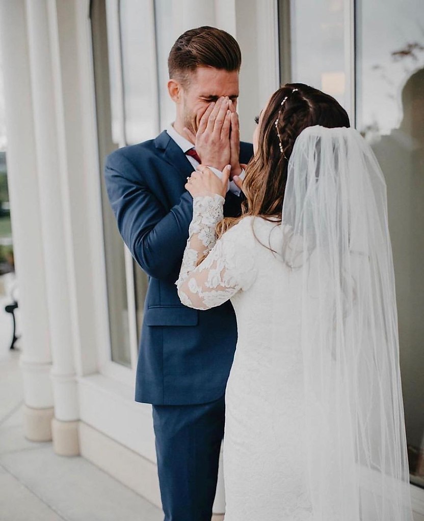 Невеста плачет на свадьбе