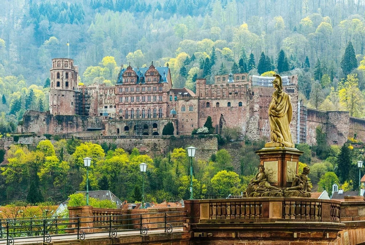 Гейдельберг. Хайдельберг замок Германия. Heidelberg Германия достопримечательности. Гейдельбергский замок Гейдельберг. Гейдельберг достопримечательности.