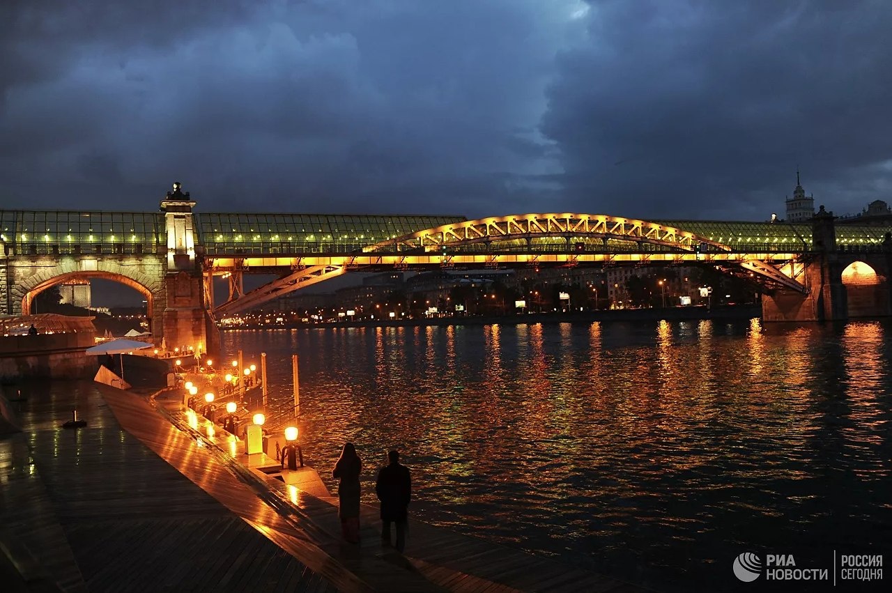 Осква. Андреевский мост подсветка. Мост с подсветкой в Москве. Андреевский мост закат. Мост который подсвечивается в Москве м Фрунзенская.