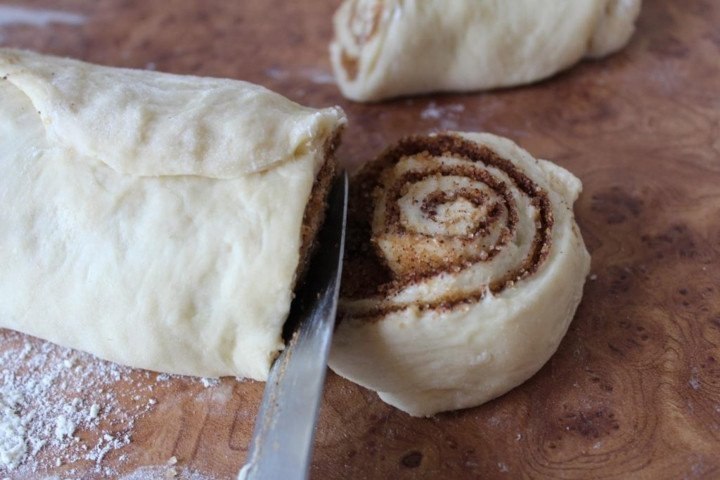 Синнабоны с маскарпоне. Рулет с сахаром нарезать на булочки. Булочки с шоколадным маскарпоне. Разрезанная булочка с маслом и сахаром. Плюшки с корицей на молоке и сухих дрожжах.